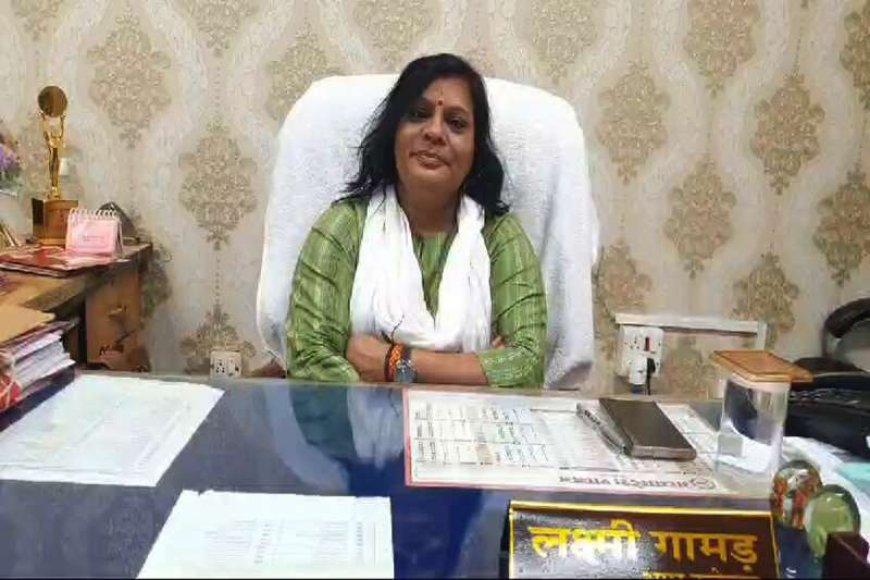 reels-का-चढ़ेया-बुखार,-जिम्मेदारियों-का-भी-भान-नहीं,-काम-छोड़कर-रील्स-बनाने-में-व्यस्त-रहती-है-एडीएम-लक्ष्मी-गामड़