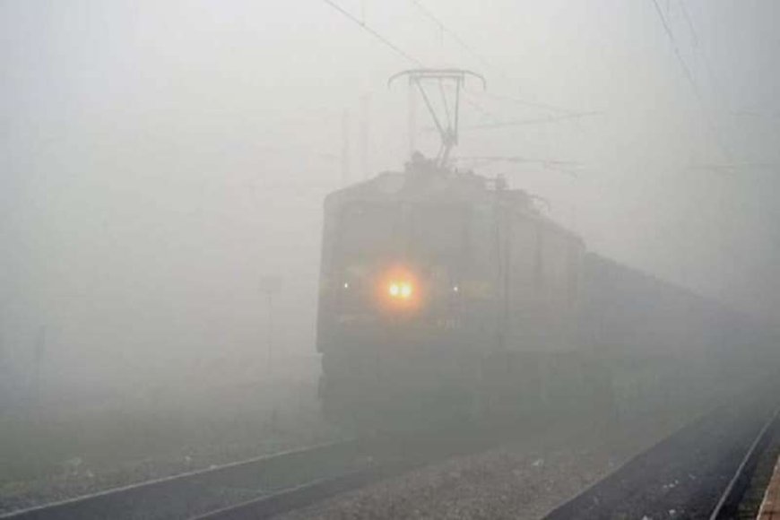 ट्रेनें-हो-रही-है-लेट…कोहरा-बना-बड़ा-कारण,-यात्री-हो-रहे-परेशान