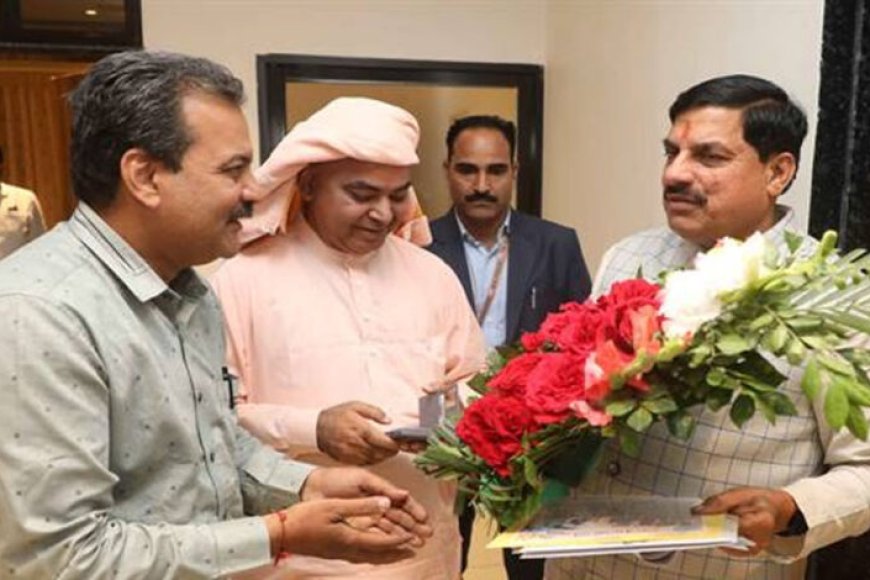 मुख्यमंत्री-डॉ.-यादव-को-आनंदपुर-धाम-के-आत्मानंद-जी-महाराज-ने-आशीर्वाद-दिया