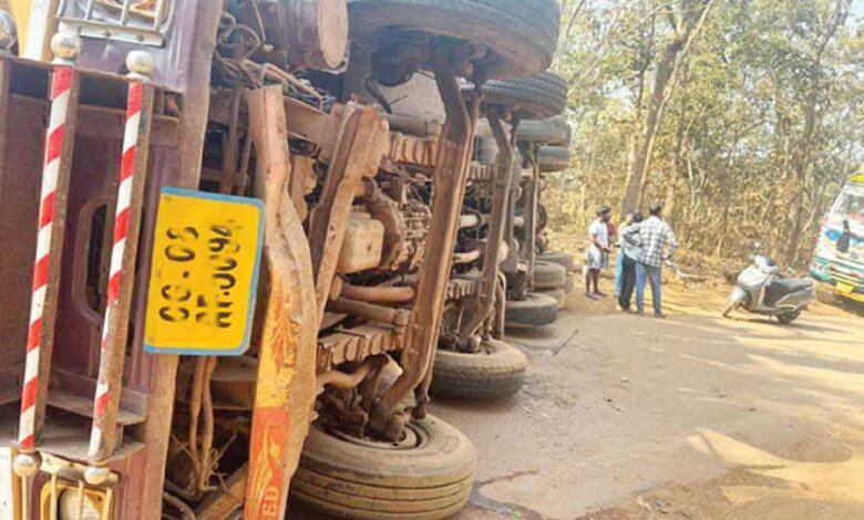 चावल-से-भरी-ट्रक-दरभा-घाटी-में-पलटा,-बाल&बाल-बचे-तीन-सवार