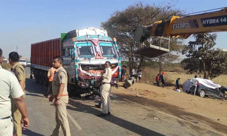 तेज-रफ्तार-xuv-डिवाइडर-तोड़कर-ट्रक-से-टकराई,-5-लोगों-की-मौत