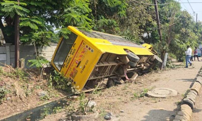 बड़ा हादसा टला: तेज रफ्तार स्कूल की बस विधानसभा रोड पर पलटी