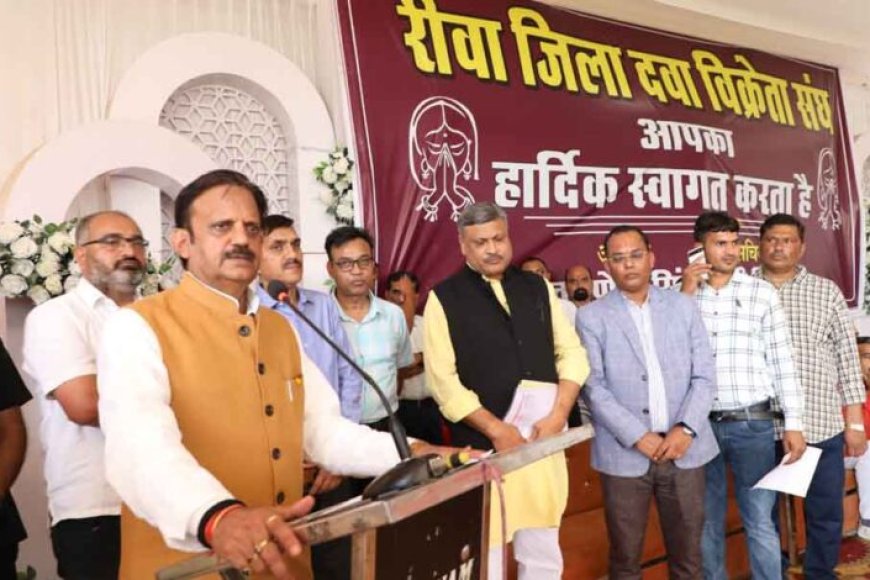 दवा-विक्रेताओं-की-भी-पीड़ित-मानवता-की-सेवा-में-है-महत्वपूर्ण-भूमिका-–-उप-मुख्यमंत्री-शुक्ल