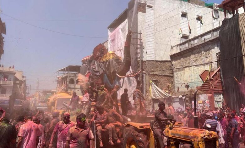 इंदौर-में-जारी-है-रंगपंचमी-की-परंपरागत-गेर,-हुडदंग-करने-वालों-पर-भी-पुलिस-की-सख्ती,-सीसीटीवी-कैमरों-से-निगरानी