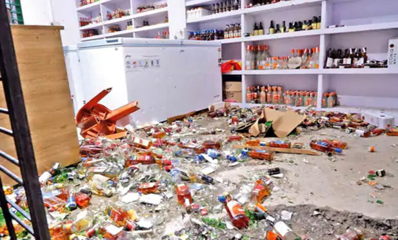 मंदसौर-शराब-दुकान-पर-फूटा-महिलाओं-का-गुस्सा,-शराब-का-स्टॉक-नष्ट-किया,-15-वाहन-फोड़े,-बाइक-जलाई