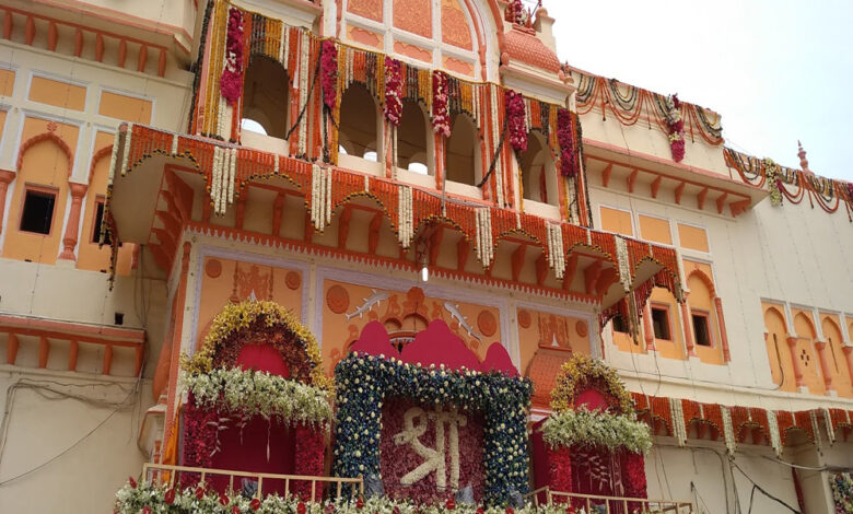 फूलों से सजकर तैयार रामराजा सरकार की छोटी अयोध्या