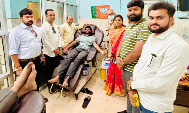 स्थापना दिवस पखवाड़े के दौरान कार्यकर्ताओं ने किया रक्तदान