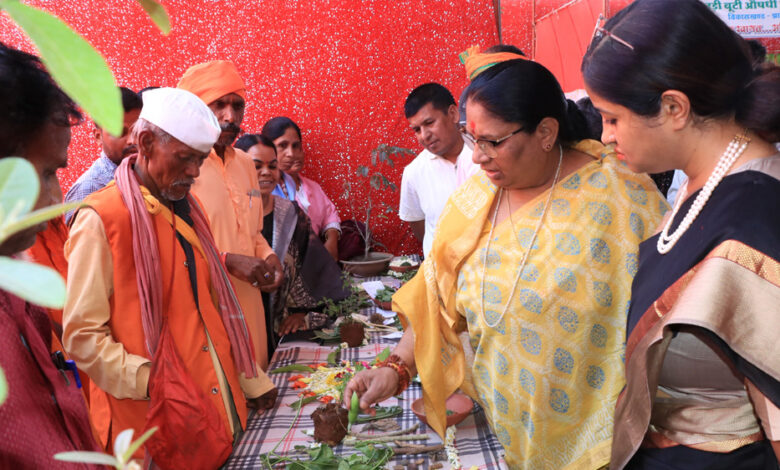 पारम्परिक-चिकित्सा-के-संरक्षण-की-दिशा-में-झाबुआ-में-ऐतिहासिक-पहल:-मंत्री-सुश्री-भूरिया