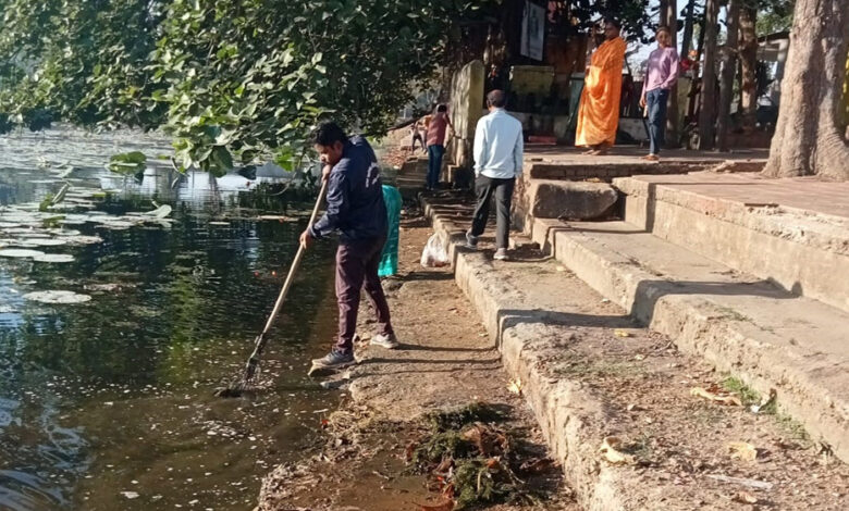 बिजुरी के भवनिया तालाब तथा देवी तालाब की श्रमदान से की गई साफ सफाई