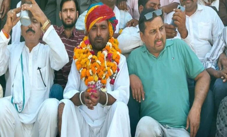 चीतों को पानी पिलाने वाले ड्राइवर सत्यनारायण गुर्जर को फिर से नौकरी मिली