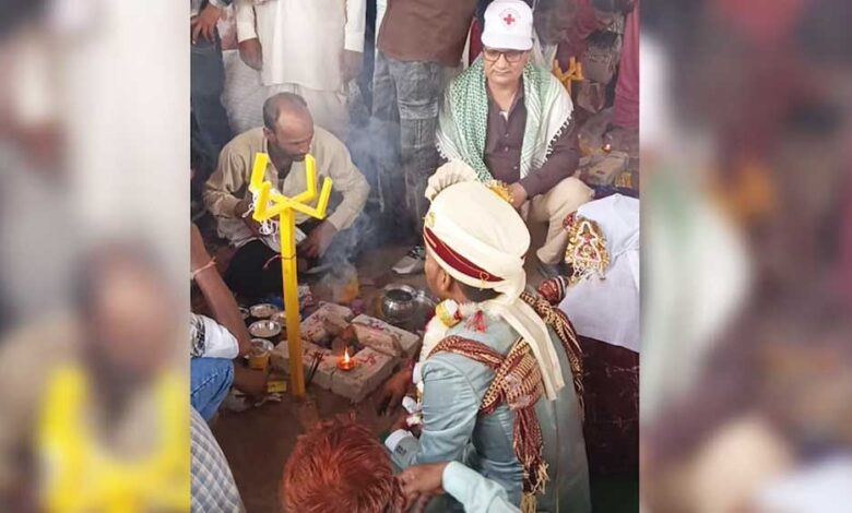 सामूहिक-विवाह-सम्मेलन-में-मुस्लिम-शिक्षक-बने-पुरोहित,-दूल्हा-दुल्हन-बिना-फेरे-लिए-लौटे