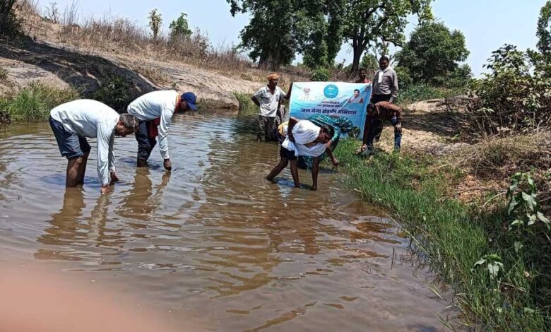 जल-गंगा-संवर्धन-अभियान-में-ग्रामीण-क्षेत्रों-में-3352-खेत-तालाब,-12-अमृत-सरोवर,-119-डगवेल-रिचार्ज-के-कार्य-चल-रहे