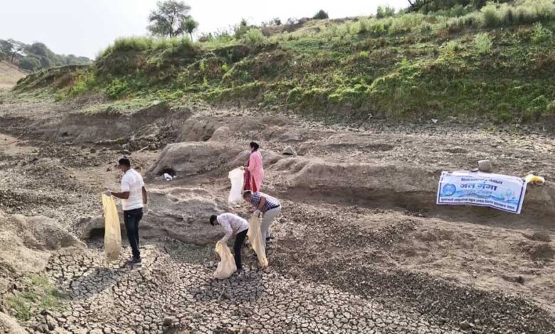 सामुहिक-श्रमदान-से-जल-स्रोतों-की-हो-रही-है-सफाई