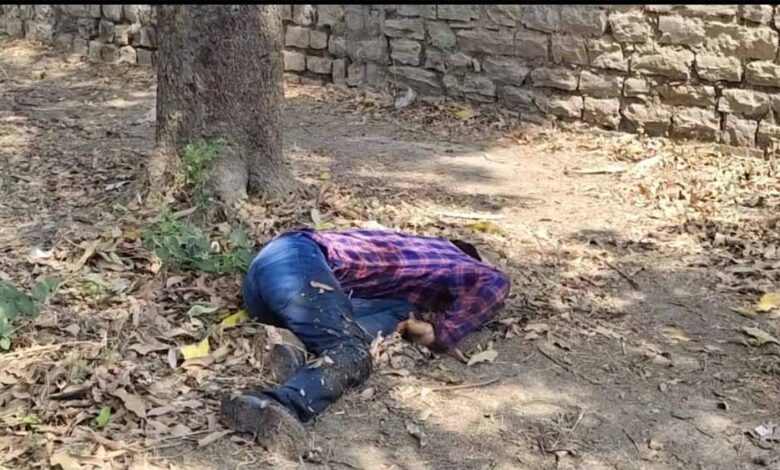 खाली-प्लाट-पर-एक-युवक-का-रक्तरंजित-शव-मिलने-से-मचा-हडक़म्प,-युवक-की-फरसा-मारकर-हत्या
