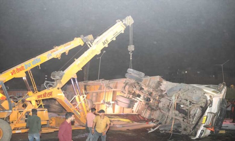 इंदौर-में-भीषण-हादसा,-कार-पर-पलटा-ट्राला,-कार-सवार-महिला-की-मौत,बाइक-सवार-का-शव-टुकड़ों-में-मिला