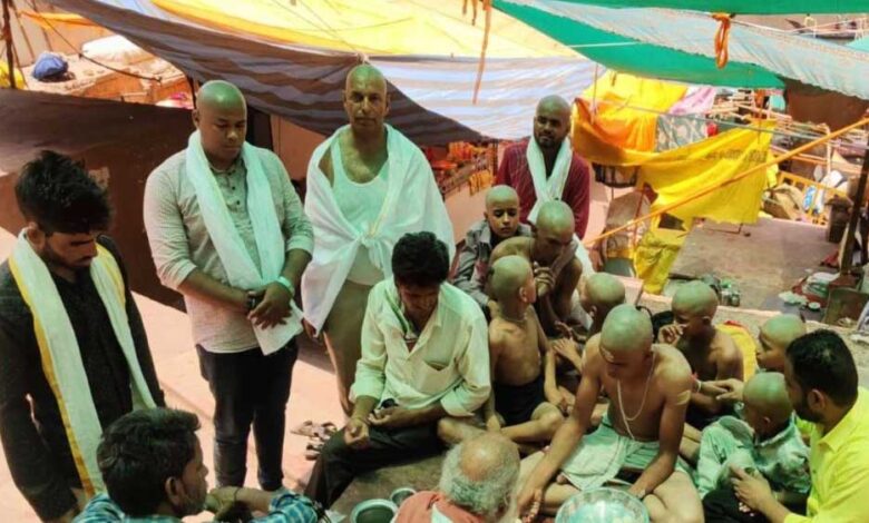 पहलगाम-में-आतंकी-हमले-में-मृत-श्रद्धालुओं-को-हिंदू-महासभा-ने-ओंकारेश्वर-गौमुख-घाट-पर-तर्पण,-मुंडन-करवाकर-सामूहिक-श्रद्धांजलि-दी