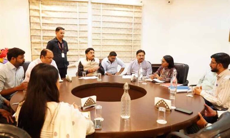 स्वास्थ्य-अधोसंरचना-विकास-कार्यों-को-समय-सीमा-में-करें-पूर्ण-:-राज्य-मंत्री-पटेल