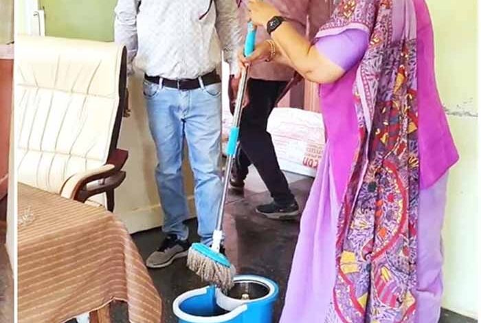 बोरसल-पंचायत-में-बैठक-लेने-पहुंचीं-भाजपा-विधायक-अर्चना-चिटनिस-भवन-में-पसरी-गंदगी-देखकर-भड़कीं