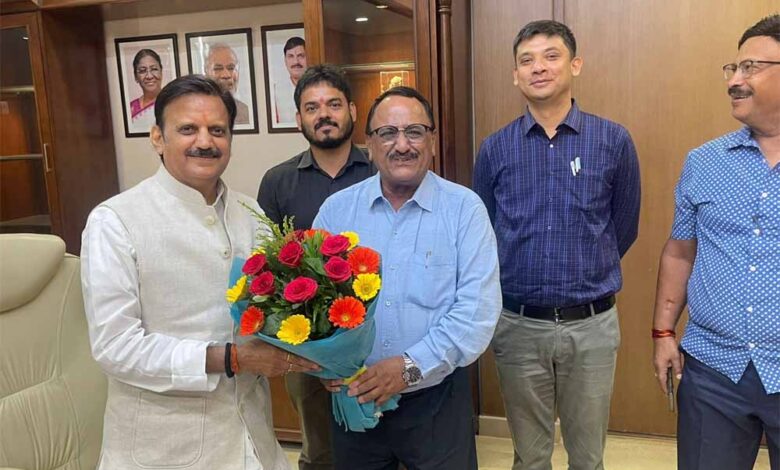 उप-मुख्यमंत्री-शुक्ल-ने-मीडिया-सलाहकार-ताहिर-अली-को-40वीं-वैवाहिक-वर्षगाँठ-पर-दी-शुभकामनाएँ
