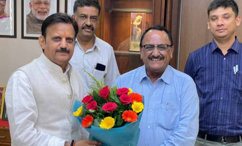 उप-मुख्यमंत्री-शुक्ल-ने-मीडिया-सलाहकार-ताहिर-अली-को-40वीं-वैवाहिक-वर्षगाँठ-पर-दी-शुभकामनाएँ