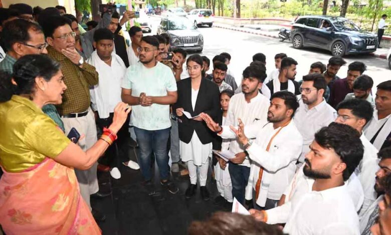 रानी-दुर्गावती-की-समाधि-को-‘मकबरा’-बताए-जाने-पर-बवाल,-abvp-ने-किया-प्रदर्शन