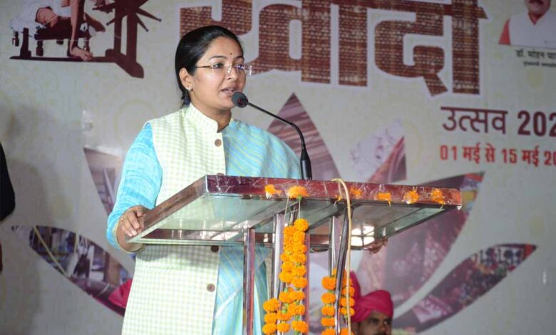 खादी-वस्त्रों-एवं-स्वदेशी-उत्पादों-का-ज्यादा-से-ज्यादा-उपयोग-कर-देश-को-समृद्ध-बनायें-:-राज्यमंत्री-जायसवाल