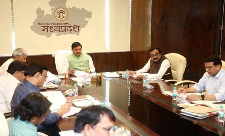 सड़क-निर्माण-में-गुणवत्ता-और-दीर्घकालिक-जरूरतों-पर-दें-विशेष-ध्यान-:-मुख्यमंत्री-डॉ.-यादव