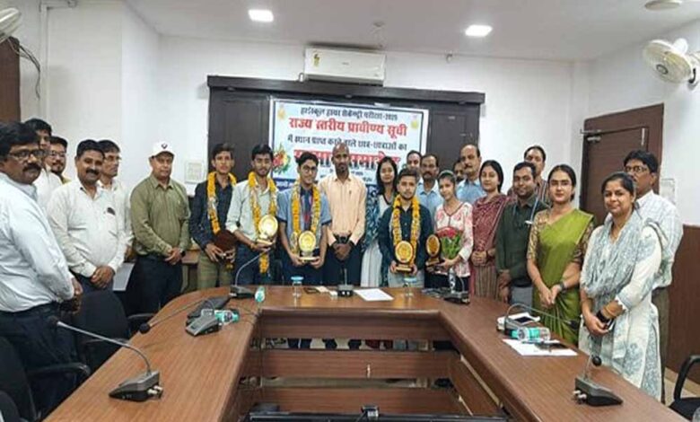 सीहोर-जिले-में-बोर्ड-रिजल्ट-में-अच्छे-अंक-लाने-वाले-विद्यार्थियों-को-कलेक्टर-ने-सम्मानित-किया