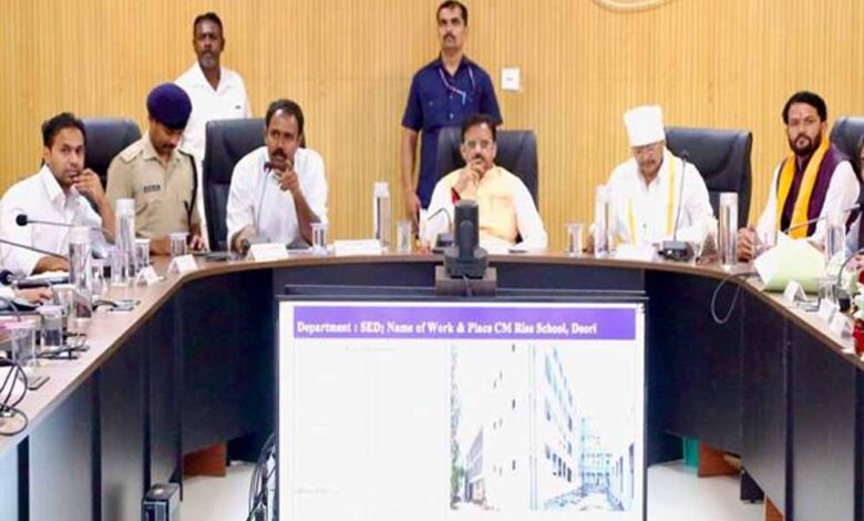 निर्माण-कार्यों-में-लायें-गति,-समानांतर-रूप-से-खरीदें-आवश्यक-उपकरण-एवं-फर्नीचर:-उप-मुख्यमंत्री-शुक्ल