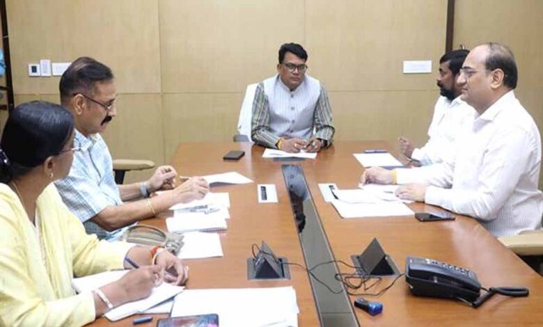 विभाग-की-जनकल्याणकारी-योजनाओं-के-लिए-आवंटित-बजट-का-शत-प्रतिशत-करें-उपयोग-:-मंत्री-चौहान