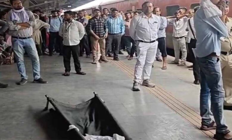 अदमदाबाद-से-कोलकाता-जाने-वाली-ट्रेन-के-शौचालय-में-एक-युवक-का-शव-फंदे-पर-लटकता-मिला,-खड़ी-रही-ट्रेन