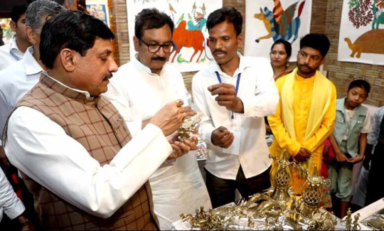 जनजातीय-कला-और-कलाकारों-पर-है-मां-सरस्वती-का-आशीष-:-मुख्यमंत्री-डॉ.-यादव