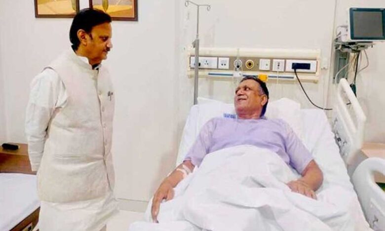 उप-मुख्यमंत्री-श्री-शुक्ल-ने-बुंदेलखंड-मेडिकल-कॉलेज-के-डीन-डॉ.-ठाकुर-का-कुशलक्षेम-जाना