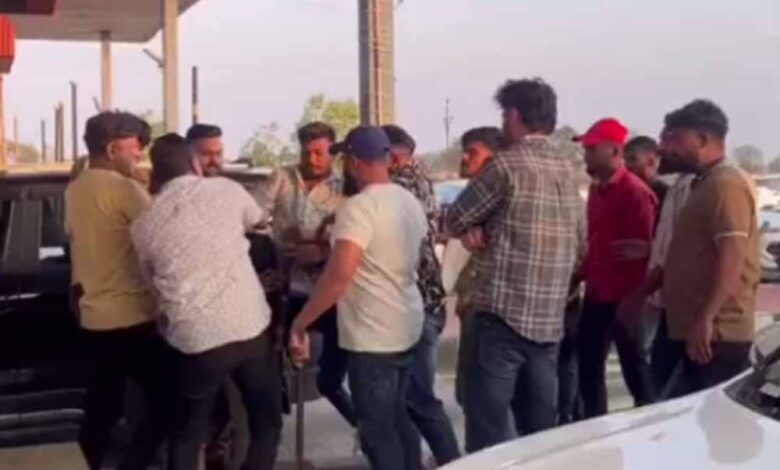 अमलाह-टोल-प्लाजा-पर-राजपूत-करणी-सेना-के-लोगों-ने-जमकर-मचाया-उत्पात,-पुलिस-जांच-में-जुटी