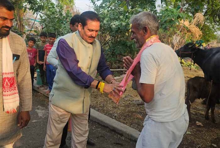 सीमा-पर-तैनात-जवानों-के-परिजनों-से-मिले-मंत्री-टेटवाल,-जवानों-के-माता-–-पिता-को-नमन-कर-आभार-माना