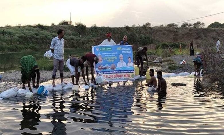 जल-गंगा-संवर्धन-अभियान-में-गाँव-तक-पहुँचने-वाली-नहरों-की-सफाई-के-कार्य-को-भी-प्राथमिकता-दी-जा-रही