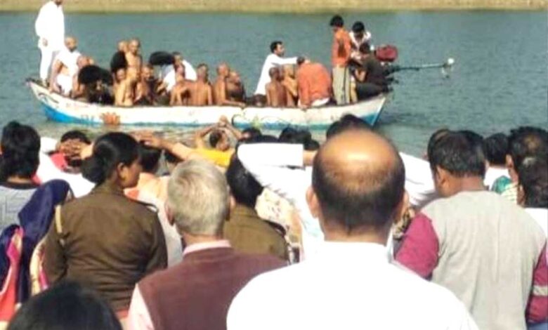 बेतवा-नदी-के-घाट-पर-आचार्यश्री-ने-अपने-कदम-रखे,-प्रशासन-ने-उन-पर-मछली-कारोबार-व-मत्स्य-शिकार-पर-प्रतिबंध-लगा-दिया