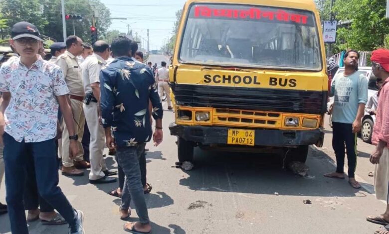 भोपाल-के-लाल-बत्ती-चौक-पर-शादी-समारोह-से-वापस-लौट-रही-बस-ने-कई-वाहनों-को-टक्कर-मारी,-एक-युवती-की-मौत-हो-गई