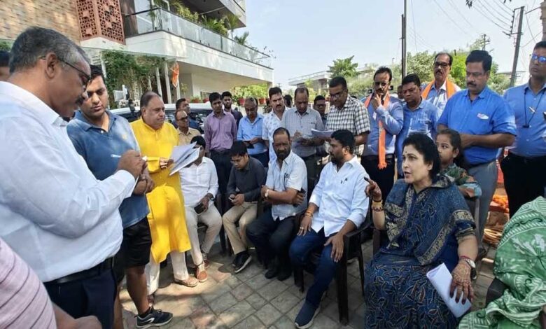 राज्यमंत्री-श्रीमती-गौर-ने-गोविंदपुरा-क्षेत्र-की-कॉलोनियों-का-भ्रमण-कर-सुनीं-रहवासियों-की-समस्याएं