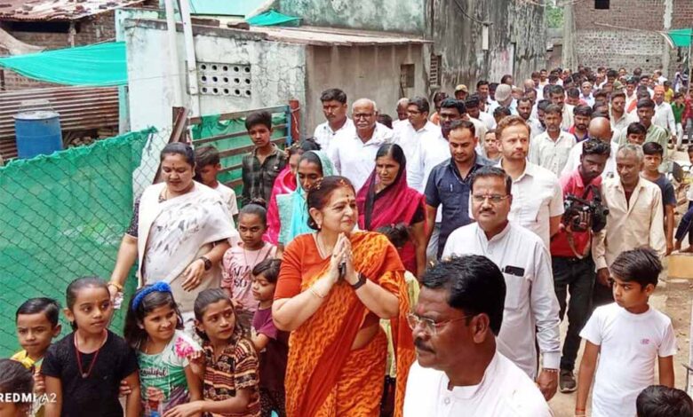 ताप्ती-बेसिन-मेगा-रिचार्ज-परियोजना-के-एमओयू-बाद-योजना-की-सूत्रधार-अर्चना-चिटनिस-ने-ताप्ती-तट-पहुंचकर-किया-नमन