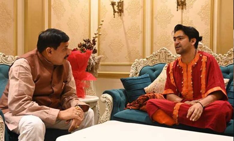 मुख्यमंत्री-डॉ-यादव-ने-बागेश्वर-धाम-सरकार-पं.-धीरेंद्र-कृष्ण-शास्त्री-से-की-भेंट