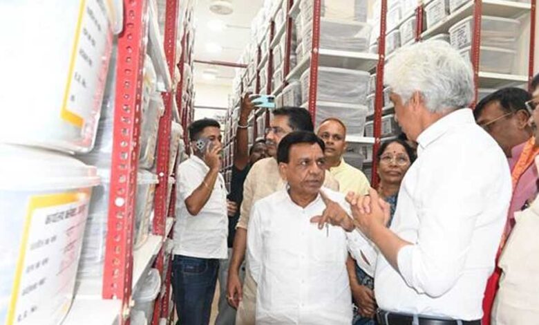 उप-मुख्यमंत्री-देवड़ा-ने-जबलपुर-में-किया-राजस्व-अभिलेखागार-का-अवलोकन
