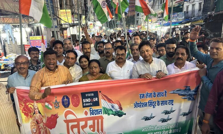ऑपरेशन-सिंदूर-की-सफलता-पर-निकली-भव्य-तिरंगा-सम्मान-यात्रा,-वीर-सैनिकों-को-दी-गई-श्रद्धांजलि