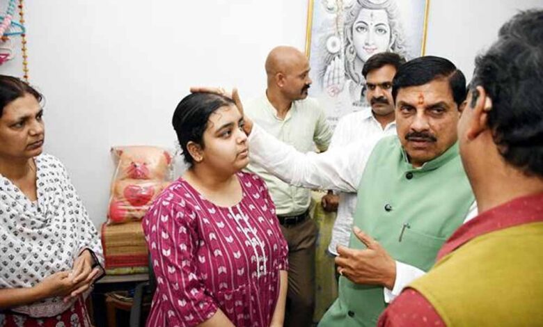 मुख्यमंत्री-डॉ-यादव-ने-स्व.-श्री-अनिल-दुबे-के-परिजन-से-मिलकर-शोक-संवेदनाएं-व्यक्त-कीं