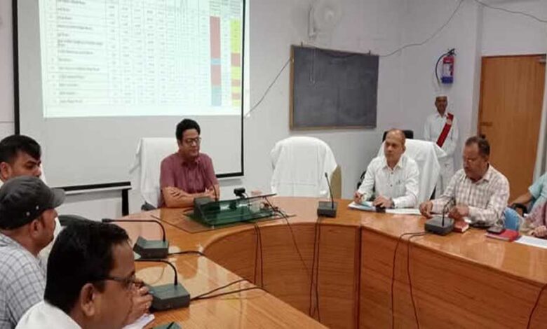 सीएम-हेल्पलाइन-में-दर्ज-शिकायतों-को-संतुष्टिपूर्ण-निराकृत-करायें-–-कलेक्टर