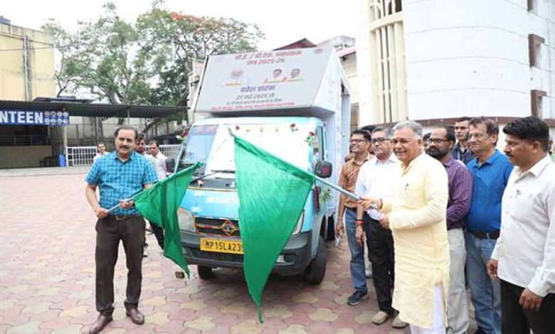 तकनीकी-शिक्षा-मंत्री-परमार-ने-रोजगारोन्मुखी-डिप्‍लोमा-पाठ्यक्रमों-में-प्रवेश-संबंधी-प्रचार-रथ-को-हरी-दिखाई-झंडी