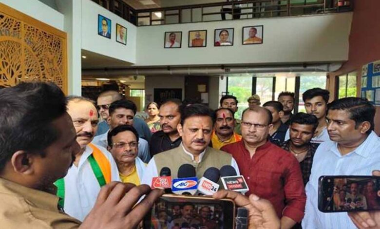 उप-मुख्यमंत्री-शुक्ल-ने-झाँसी-में-एशिया-के-पहले-नेट-जीरो-पुस्तकालय-का-किया-अवलोकन