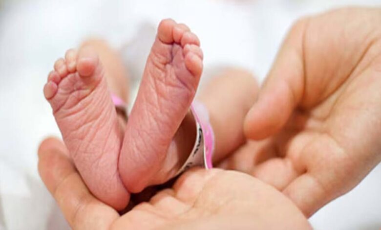 अमरपुर-प्राथमिक-स्वास्थ्य-केंद्र-में-एक-महिला-ने-सामान्य-प्रसव-के-जरिए-एक-साथ-तीन-बेटियों-को-जन्म-दिया