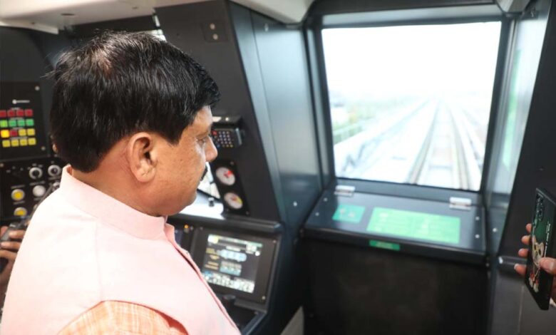 मुख्यमंत्री डॉ. यादव ने किया नव-उद्घाटित इंदौर मेट्रो ट्रेन का निरीक्षण