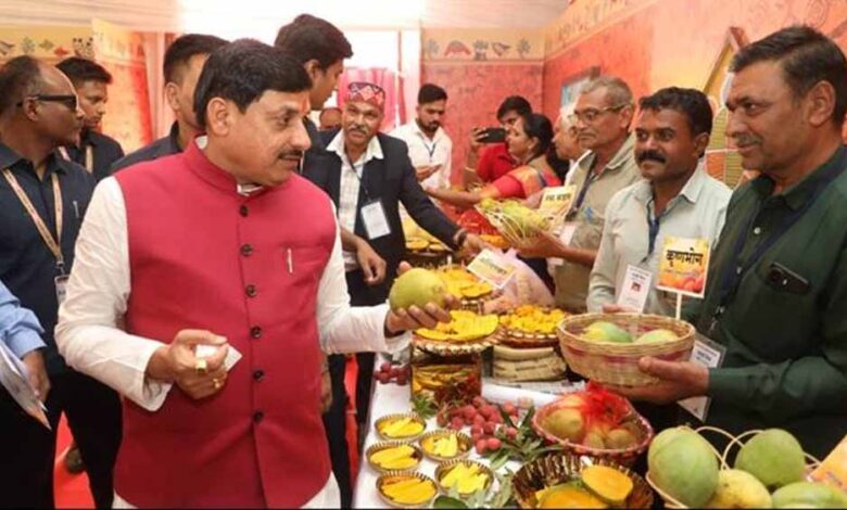 मुख्यमंत्री-डॉ.-यादव-ने-बॉम्बे-ग्रीन-और-मणि-प्रभा-किस्म-का-स्वाद-चख-कर-आम-महोत्सव-का-किया-शुभारंभ